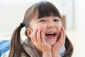 頬杖をつく子ども